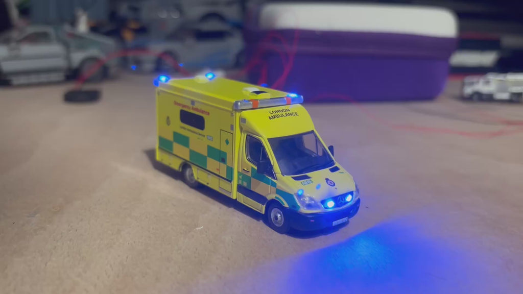 1:76 Oxford Diecast Welsh Ambulance with Flashing Blue LEDs