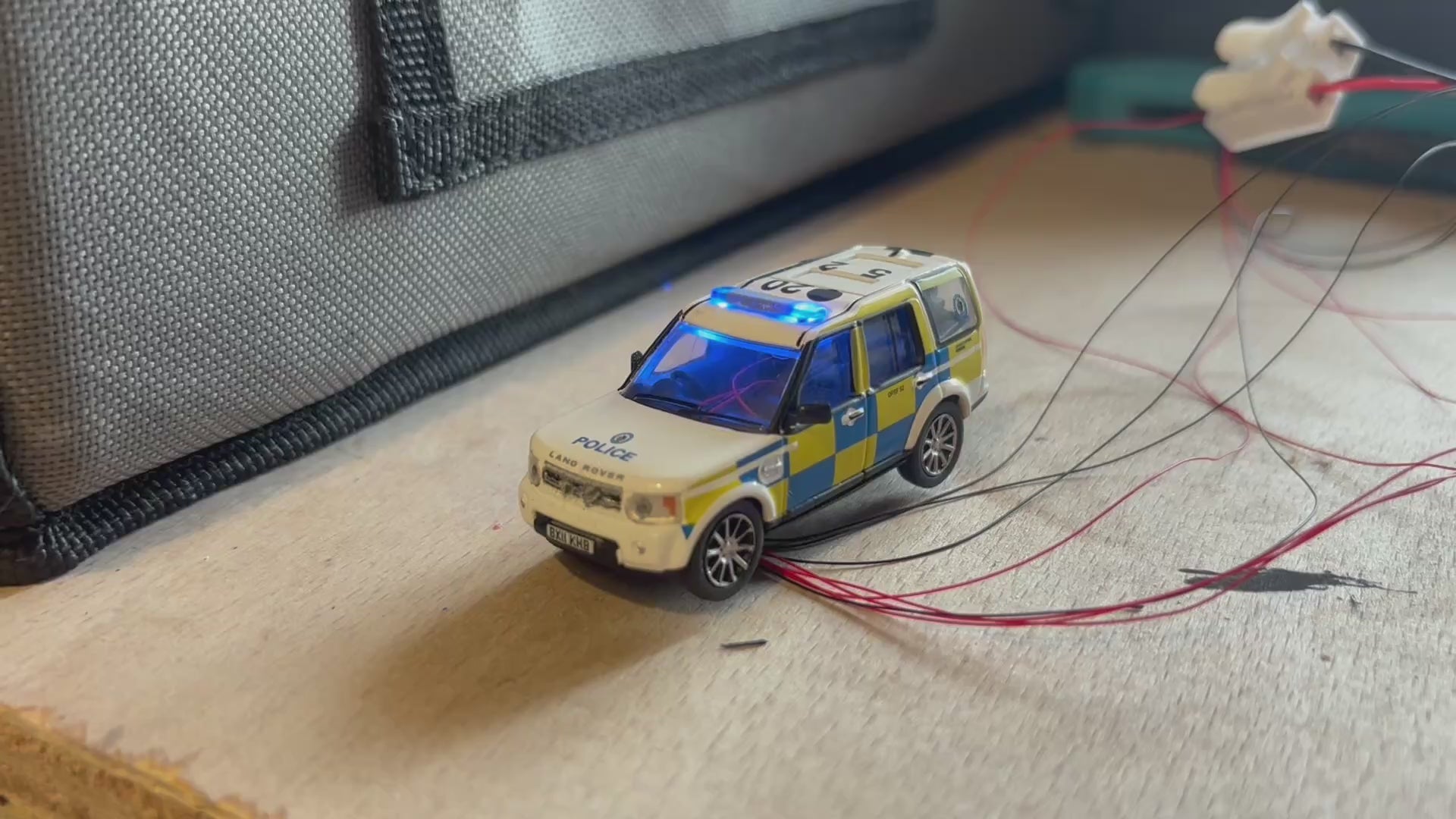 1:76 scale Oxford diecast Land rover police car with flashing lights