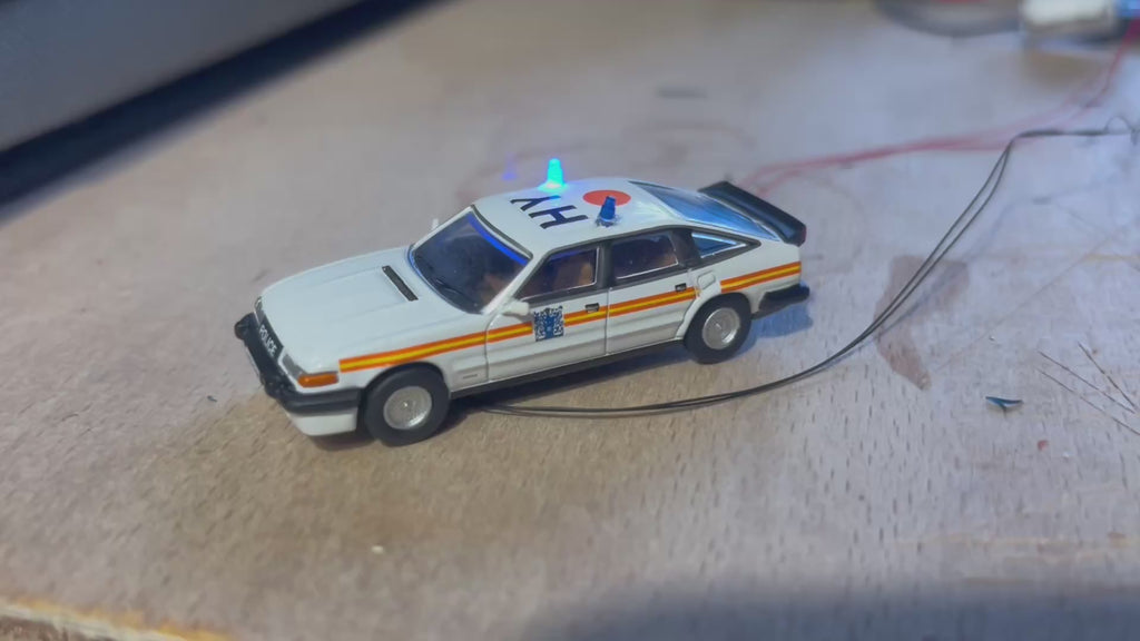 1:76 scale Oxford diecast Rover police car with flashing lights