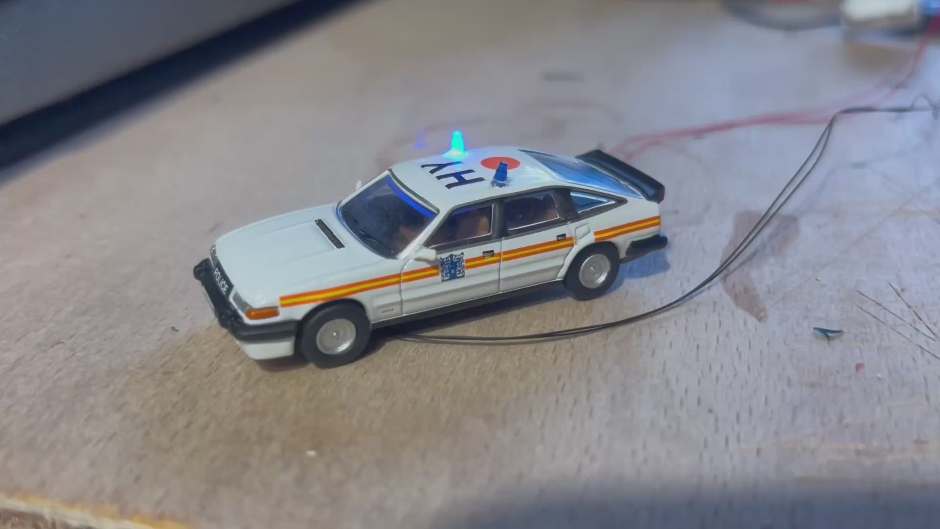 1:76 scale Oxford diecast Rover police car with flashing lights