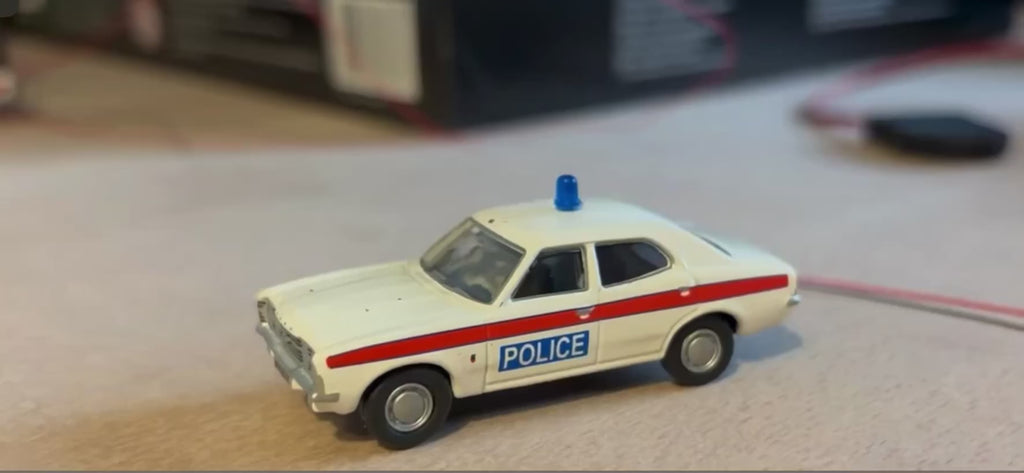 1:76 scale Oxford diecast Ford Cortina with flashing lights