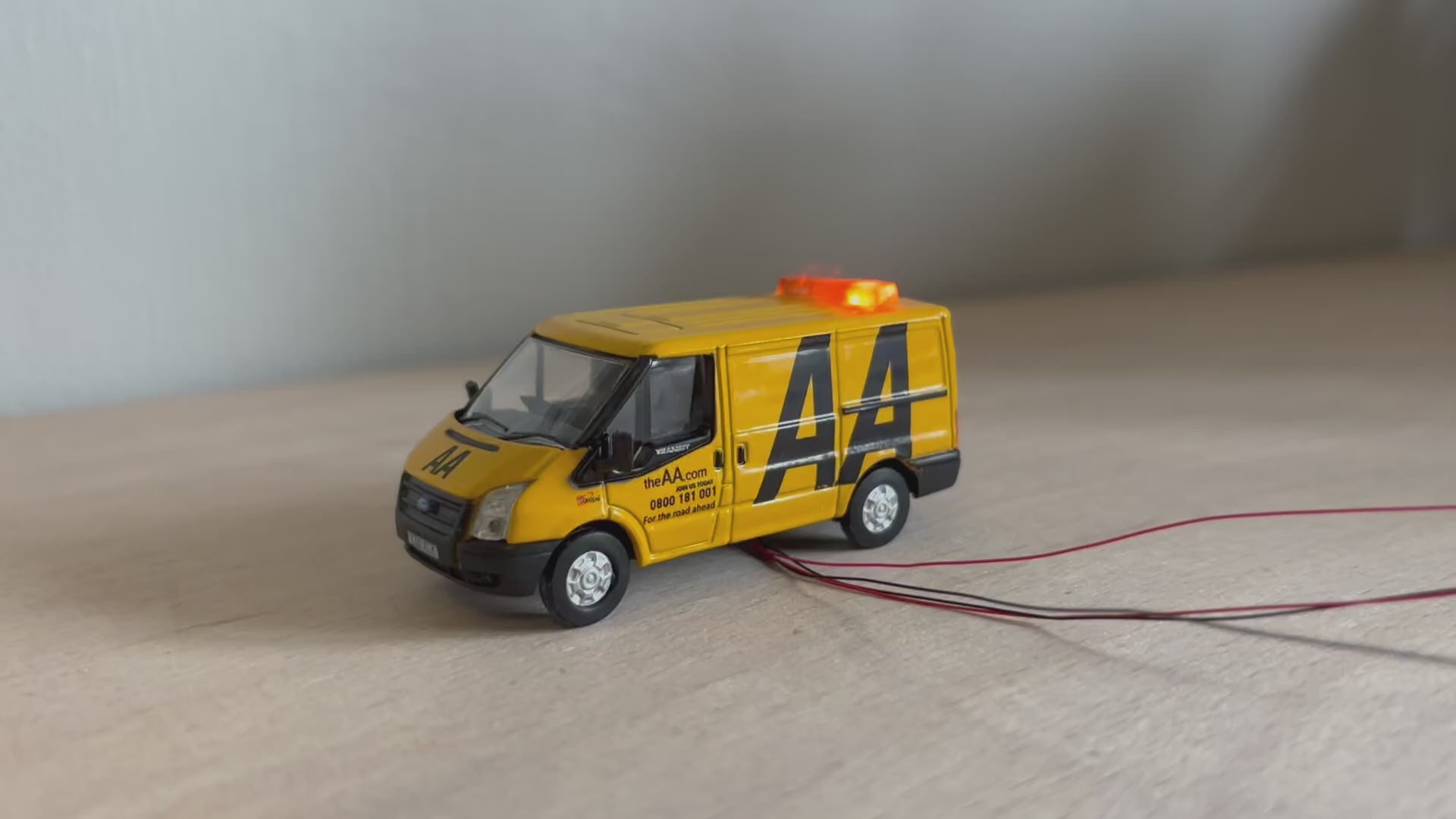 1:76 scale Oxford diecast AA Ford transit with flashing lights