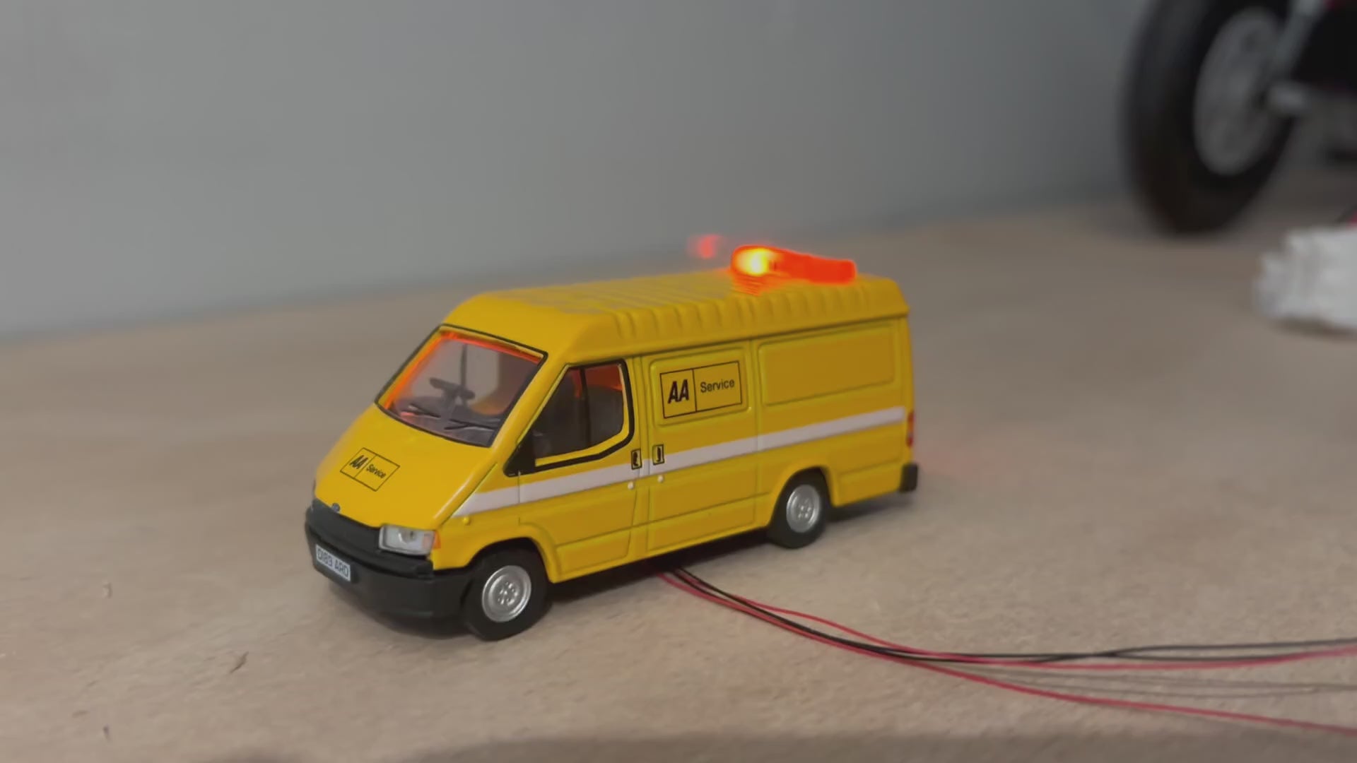 1:76 scale Oxford diecast AA Ford transit with flashing lights