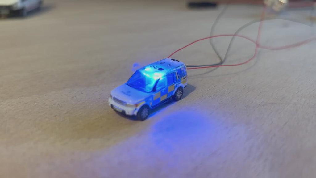 1:148 scale Oxford diecast Land rover police car with flashing lights