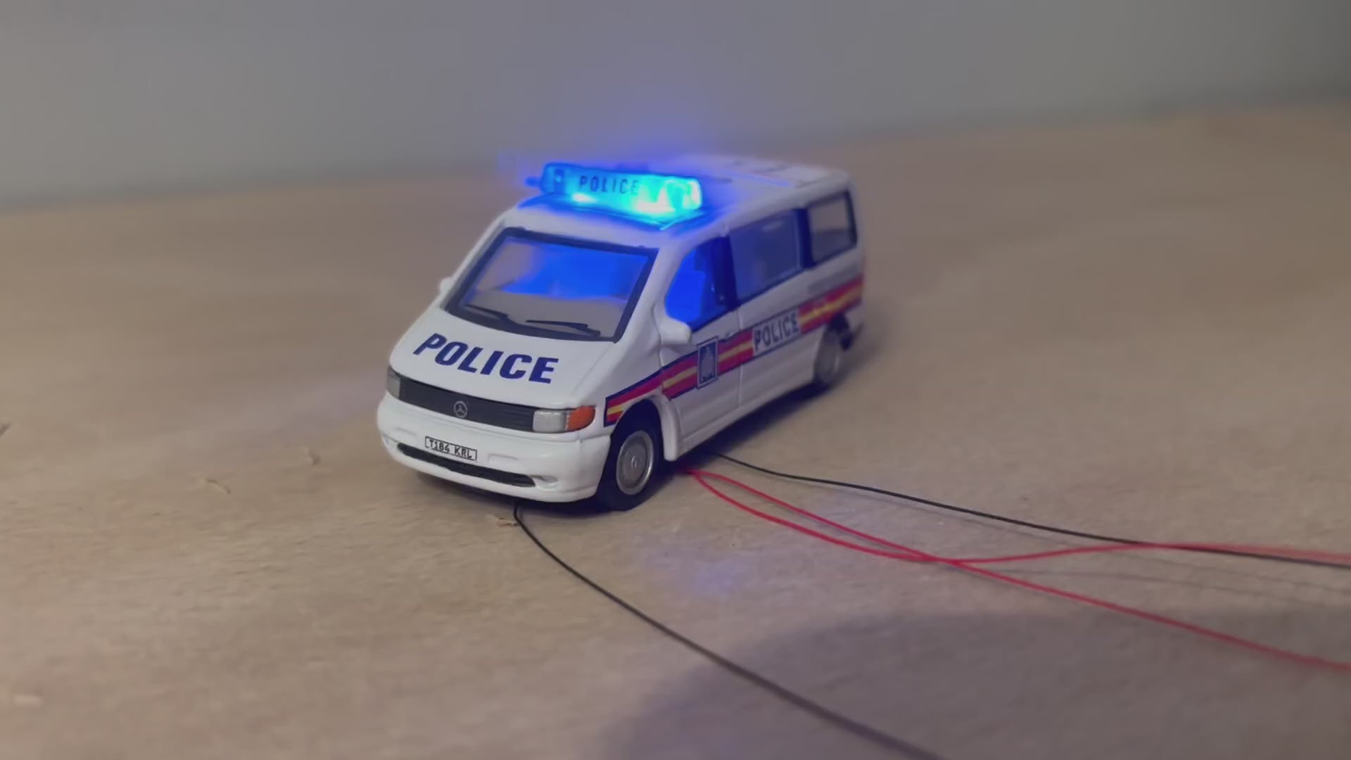 1:76 scale Oxford diecast Mercedes Vito with flashing lights