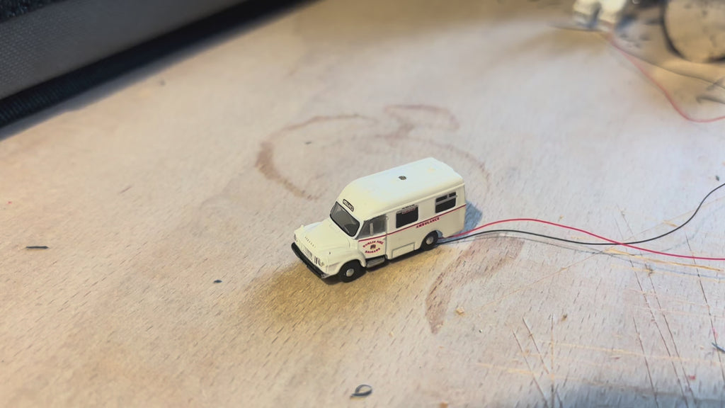 1:148 scale  Oxford diecast Beford J1 ambulance with flashing lights