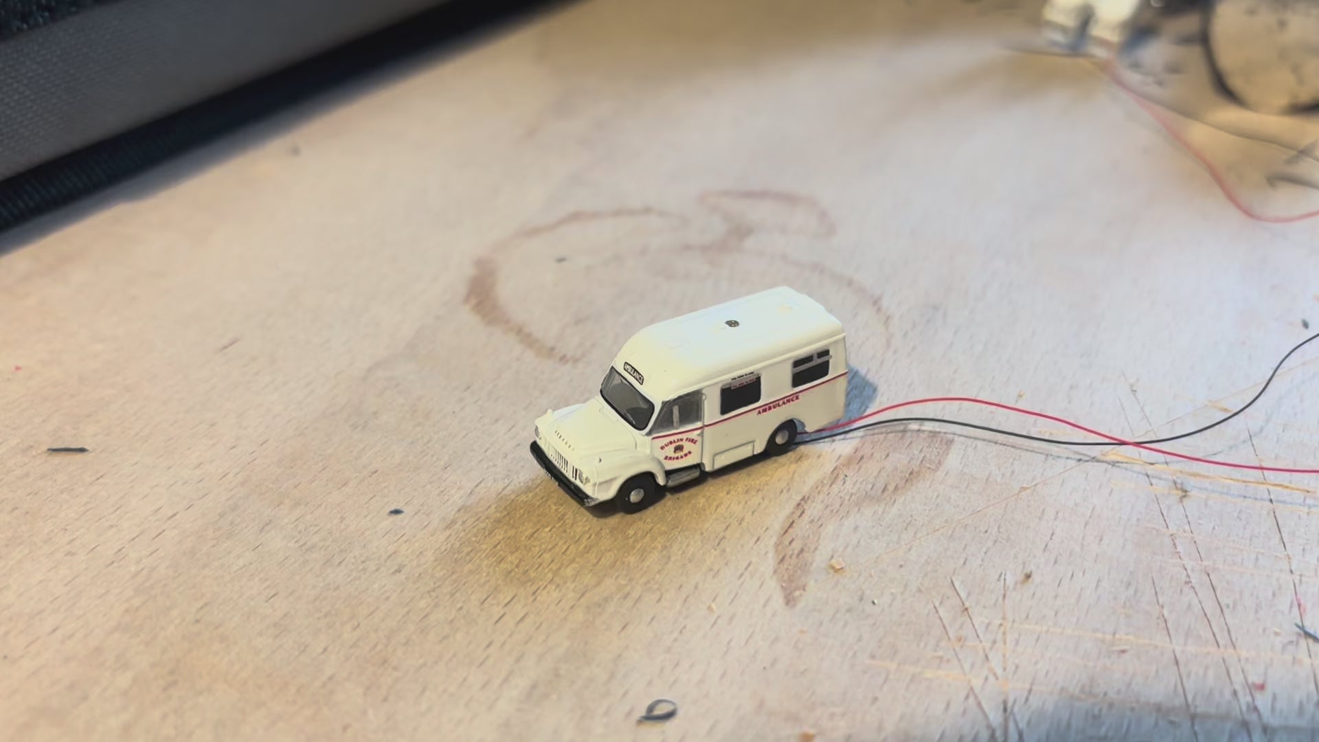 1:148 scale  Oxford diecast Beford J1 ambulance with flashing lights
