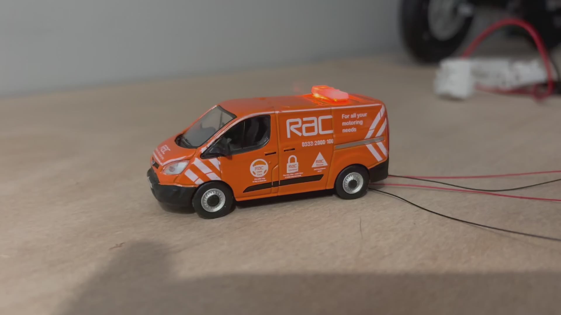 1:76 scale Oxford diecast RAC VW van with flashing lights